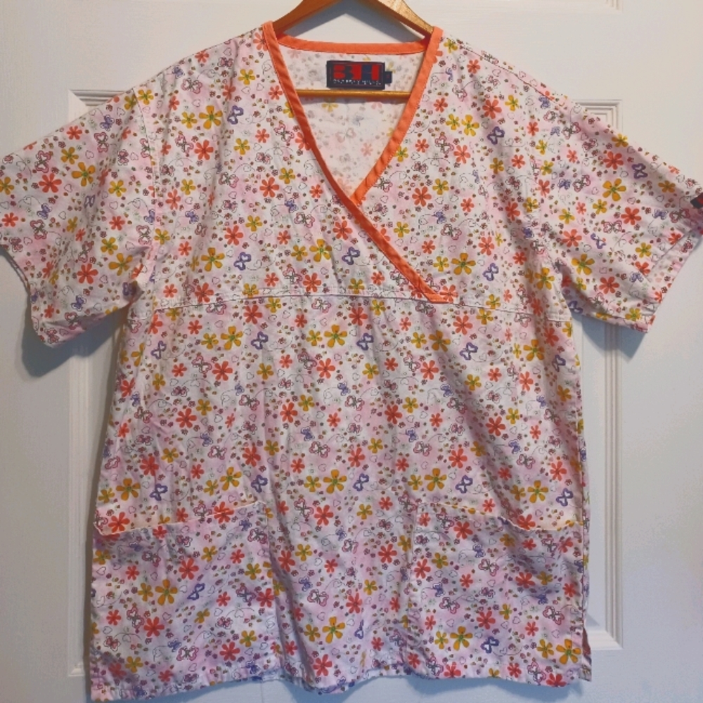 Beverly Hills Floral Scrub Top Medium